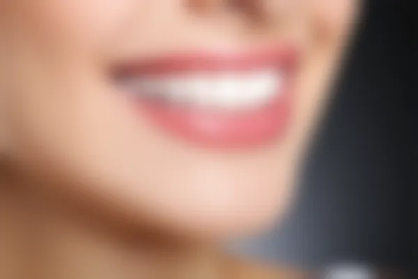 种植牙与自有牙齿之间的主要区别是什么？深入探讨这两者的特点与优势。