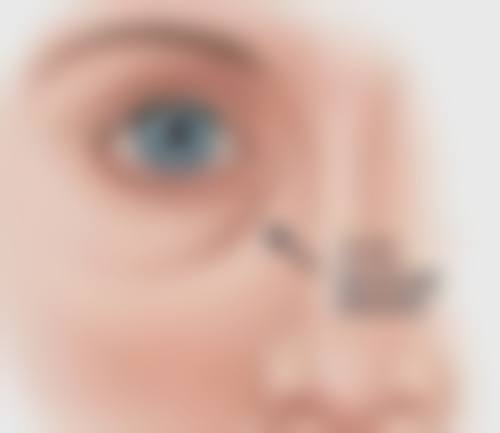 使用眼霜和眼精华